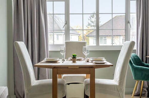 Surrey's Charming Modern Maisonette with Parking - Pass the Keys