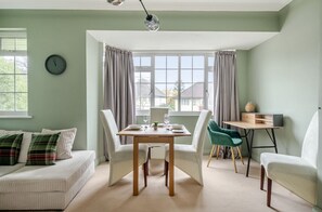 TV, books - Surrey's Charming Modern Maisonette with Parking - Pass the Keys (Weybridge)