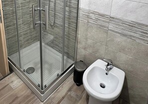 Shower, hair dryer, bidet, towels - Dea's Home Cathedral Salerno (Salerno)