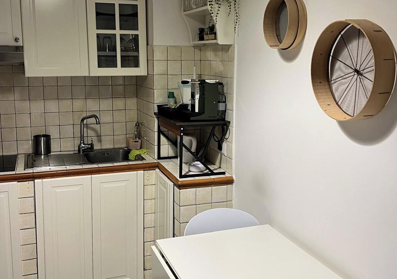 Fridge, oven, stovetop, coffee/tea maker