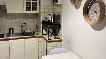 Fridge, oven, stovetop, coffee/tea maker