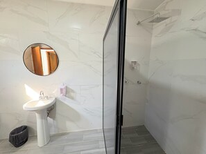 Comfort Apartment | Bathroom - Residencia Gran Coyula Orange 506A (Tonala)