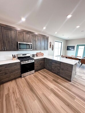 Four à micro-ondes, un four, surface de cuisson, lave-vaisselle