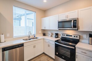 Habitación doble, no fumadores, patio | Cocina privada | Frigorífico grande, microondas, horno y placa de cocina