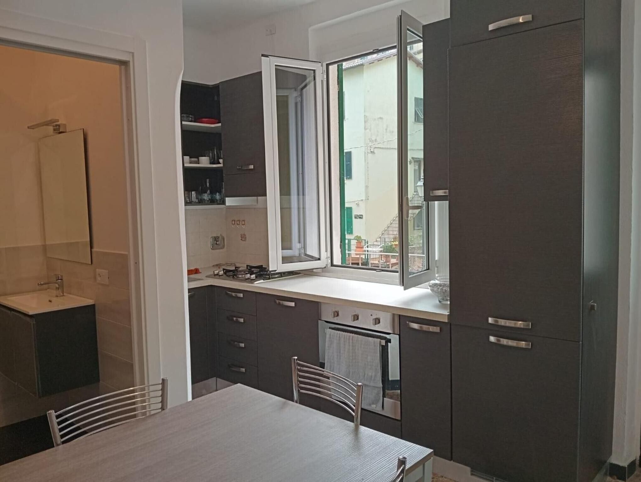 Kühlschrank, Ofen, Herdplatte, Wasserkocher mit Kaffee-/Teezubehör