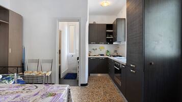 Fridge, oven, stovetop, coffee/tea maker