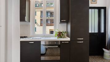 Fridge, oven, stovetop, coffee/tea maker