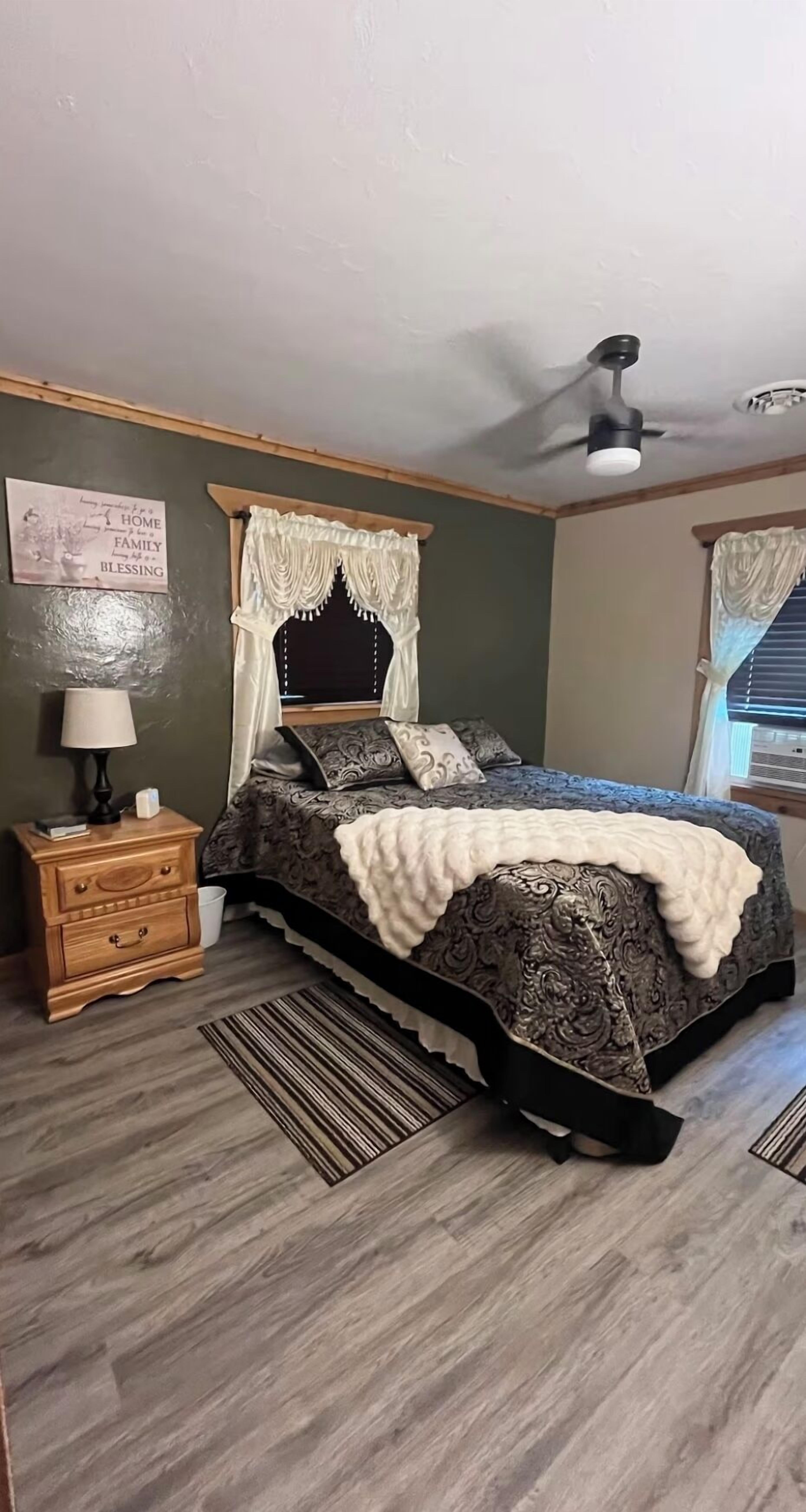 3 bedrooms, iron/ironing board, WiFi, bed sheets