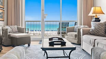 Condo, varias camas (Summer Place #303) | Área de sala de estar