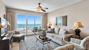 Condo, varias camas (Summer Place #303) | Área de sala de estar