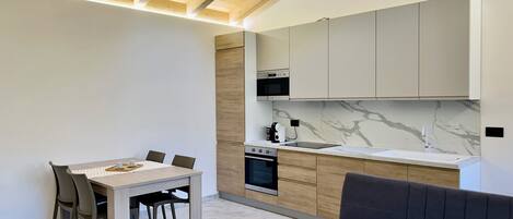 Geladeira, micro-ondas, fogão, cooktop