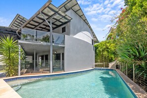 Apartment | Pool - Family-sized Retreat With Private Garage (Brisbane)