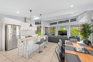 Apartment | Private kitchen - Family-sized Retreat With Private Garage (Brisbane)