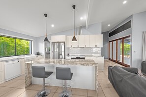 Apartment | Private kitchen - Family-sized Retreat With Private Garage (Brisbane)