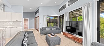 Family-sized Retreat With Private Garage