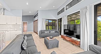 Family-sized Retreat With Private Garage