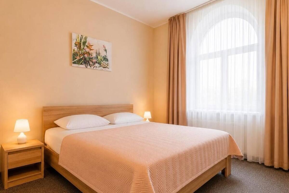 Habitación doble Confort, vista a la ciudad | Espacio para trabajar con laptop y insonorización 