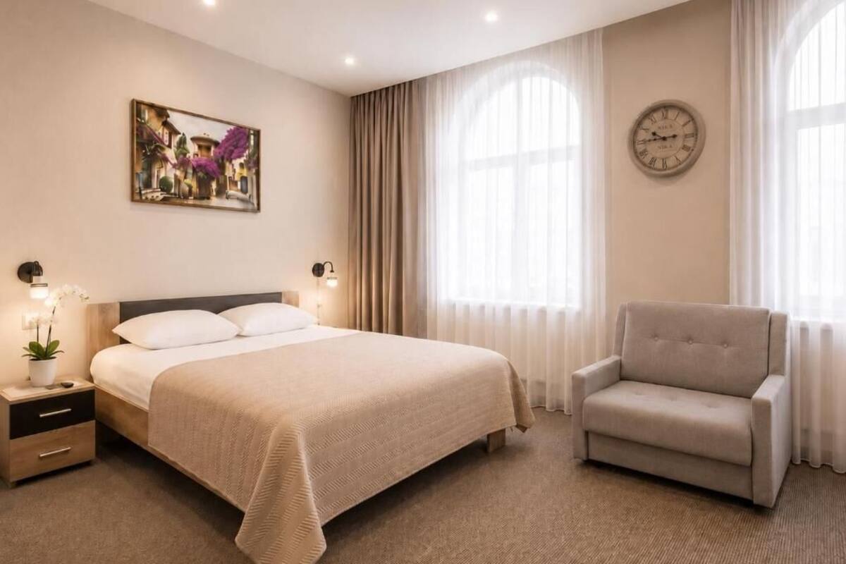 Habitación doble familiar, vista a la ciudad | Espacio para trabajar con laptop y insonorización 