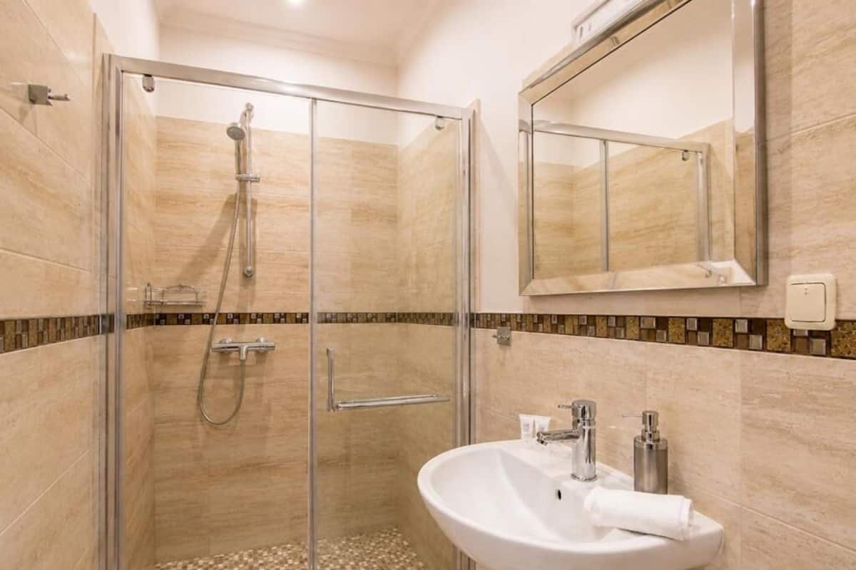 Chambre Simple, vue cour intérieure | Chambres insonorisées, fer et planche à repasser, Wi-Fi gratuit