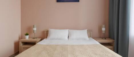 Habitación doble Confort, vista a la ciudad | Insonorización, tabla de planchar con plancha y wifi gratis