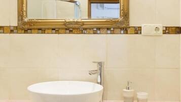 Family Double Room, City View | Bathroom | Soap, shampoo, toilet paper