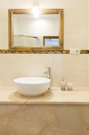 Habitación doble familiar, vista a la ciudad | Baño | Jabón, shampoo, papel de baño 