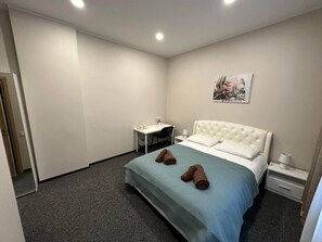 Standard Double Room, Courtyard View | Kalis bunyi, seterika/papan seterika, Wi-fi percuma 