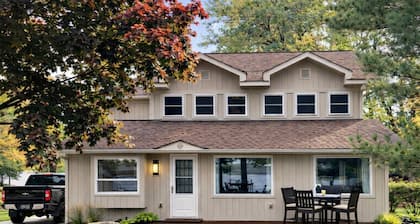 Platte Lake 5-bedroom Getaway - Private Dock + Boat Mooring - Up North Adventure