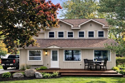 Platte Lake 5-bedroom Getaway - Private Dock + Boat Mooring - Up North Adventure