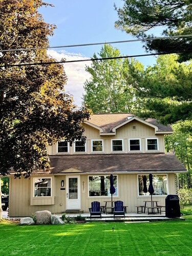 Platte Lake 5-bedroom Getaway - Private Dock + Boat Mooring - Up North Adventure
