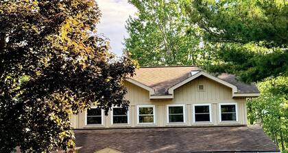 Platte Lake 5-bedroom Getaway - Private Dock + Boat Mooring - Up North Adventure