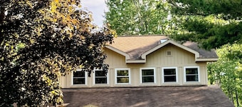 Platte Lake 5-bedroom Getaway - Private Dock + Boat Mooring - Up North Adventure