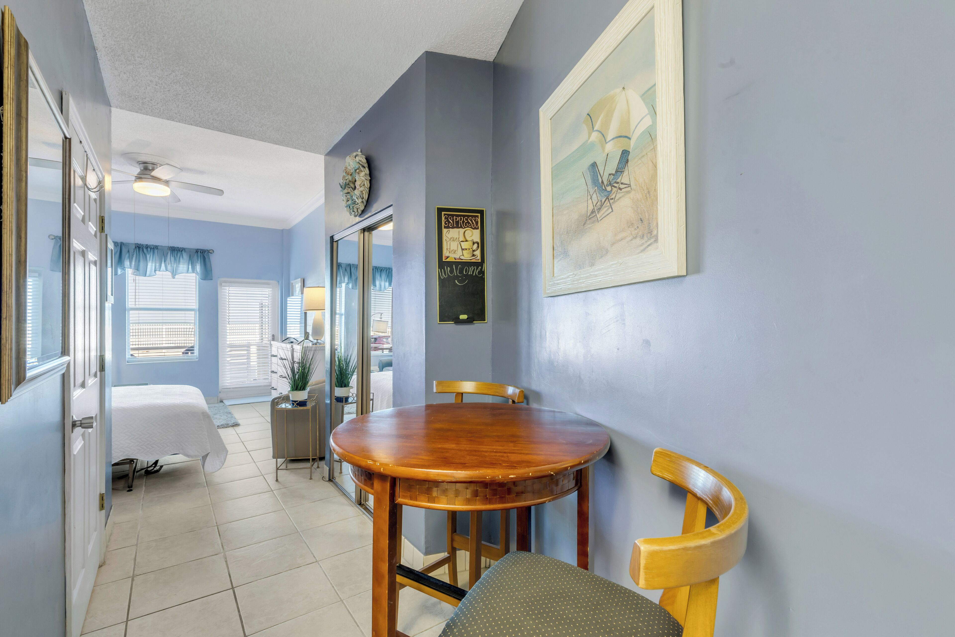 Tabla de planchar con plancha, wifi y ropa de cama 