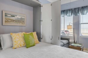 Iron/ironing board, WiFi, bed sheets - Beachfront Bliss in the Heart of Daytona! Directly on the beach. Heated pool. (Daytona beach)
