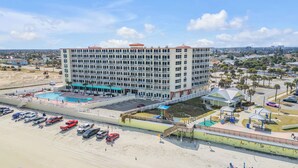 A multi-story hotel with a pool, beachside parking, and a boardwalk. - Beachfront Bliss in the Heart of Daytona! Directly on the beach. Heated pool. (Daytona beach)
