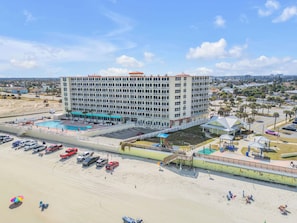A multi-story hotel with a pool, beachside parking, and a boardwalk. - Beachfront Bliss in the Heart of Daytona! Directly on the beach. Heated pool. (Daytona beach)