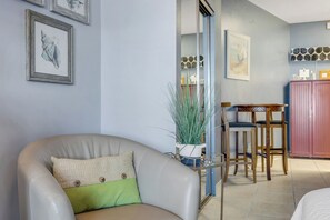 Living area - Beachfront Bliss in the Heart of Daytona! Directly on the beach. Heated pool. (Daytona beach)