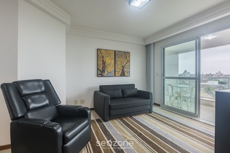 Smart TV 32 pulgadas con canales de televisión digitales. 2-bedroom Apt 160m From the Beach Ewh0404