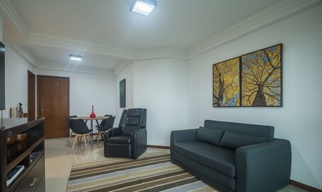 Smart TV 32 pulgadas con canales de televisión digitales. 2-bedroom Apt 160m From the Beach Ewh0404