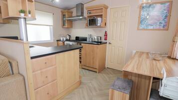 Keittoastiat/astiat/ruokailuvälineet