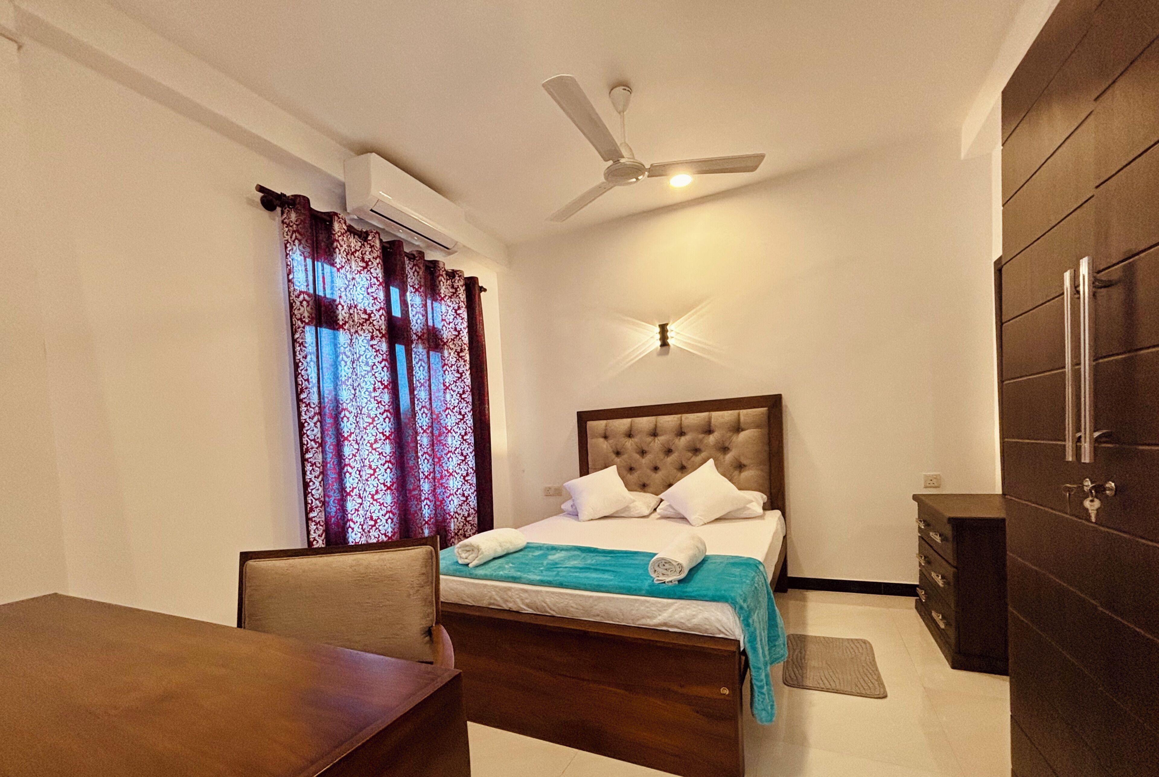 Deluxe Double Room, Garden View | Peti besi dalam bilik, meja, ruang kerja komputer riba 
