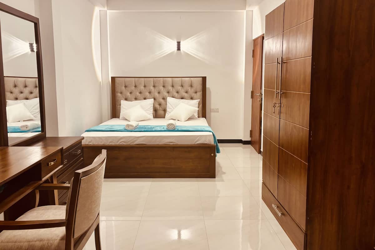 Phòng đôi Deluxe, 1 giường cỡ king, ban công, quang cảnh vườn | Két bảo mật tại phòng, bàn, khu vực làm việc phù hợp cho laptop