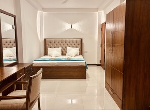 Deluxe Double Room, 1 Katil Raja (King), Balcony, Garden View | Peti besi dalam bilik, meja, ruang kerja komputer riba 