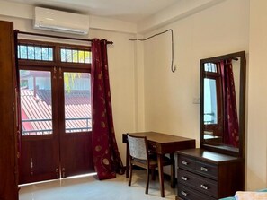 In-room safe, desk, laptop workspace, iron/ironing board - Hotel Dreamliners  (Seeduwa - Katunayake)