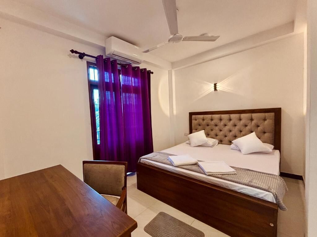 Kahden hengen deluxe-huone, 1 suuri parisänky, parveke, näköala puutarhaan | Tallelokero huoneessa, työpöytä