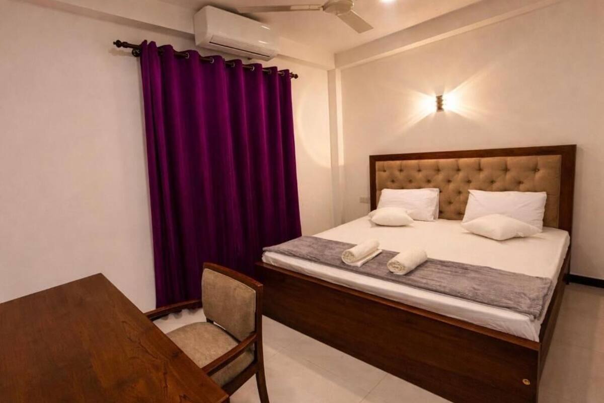 Een kluis op de kamer, een bureau, een laptopwerkplek