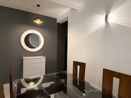 Appartement Deluxe, 3 chambres, 2 salles de bains, rez-de-chaussée | Coin séjour | Télévision LED de 32 pouces avec chaînes numériques