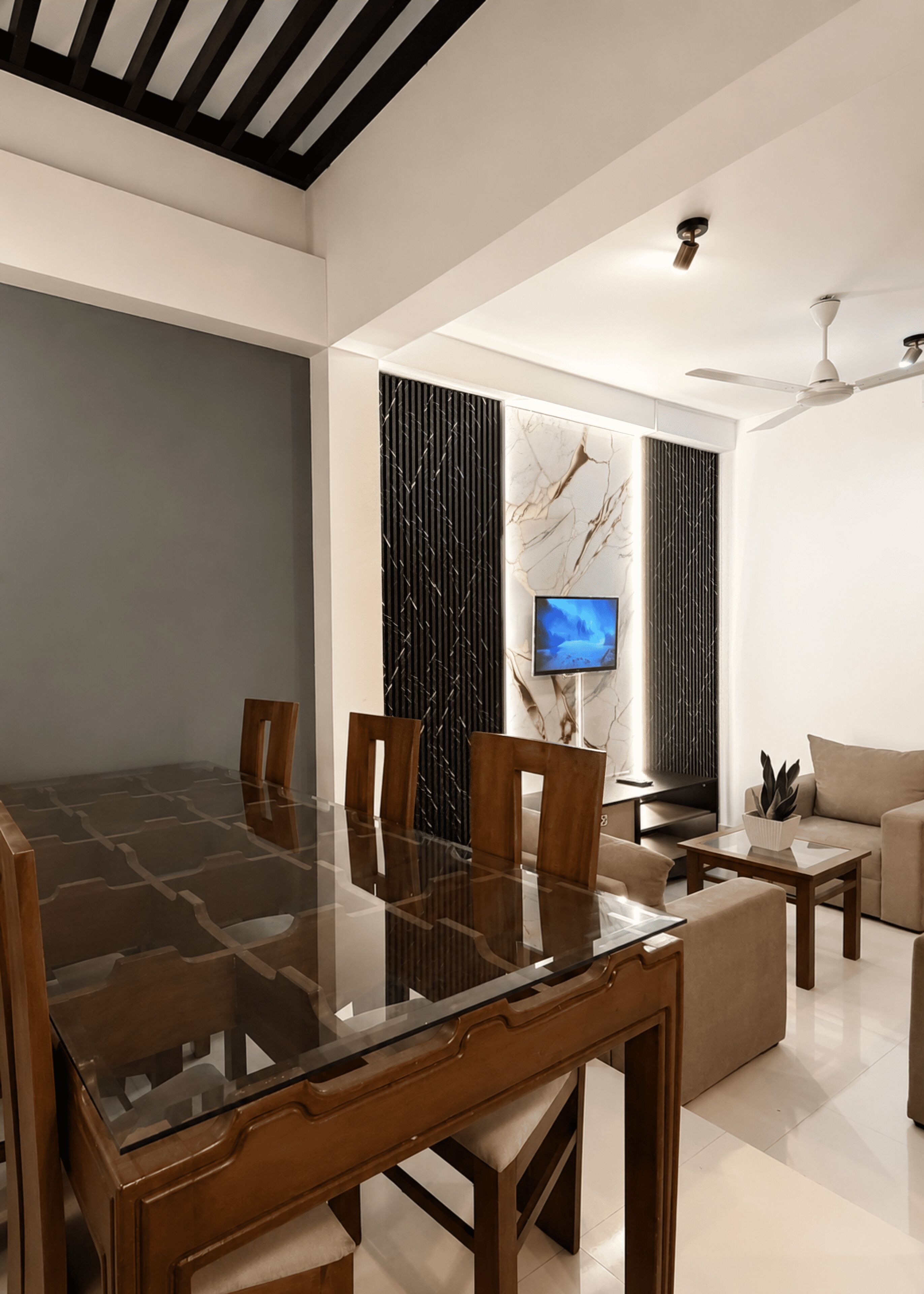 Apartament Deluxe, 3 dormitoris, 2 banys, planta baixa | Sala d'estar | Televisor LED de 32 polzades amb canals digitals 