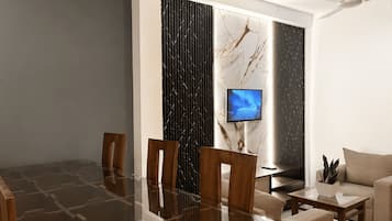 Apartament Deluxe, 3 dormitoris, 2 banys, planta baixa | Sala d'estar | Televisor LED de 32 polzades amb canals digitals