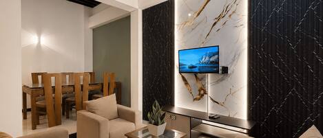 Deluxe-Apartment, 3 Schlafzimmer, 2 Bäder, Erdgeschoss | Wohnbereich | 32-Zoll-LED-Fernseher mit Digitalempfang